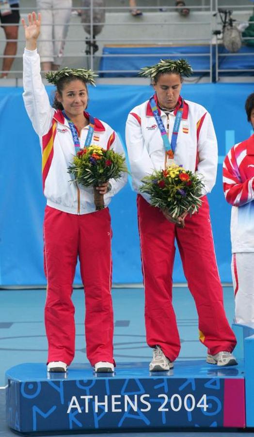 Conchita Martínez junto a Virginia Ruano-Pascual tras ganar la plata por parejas en Atenas. 