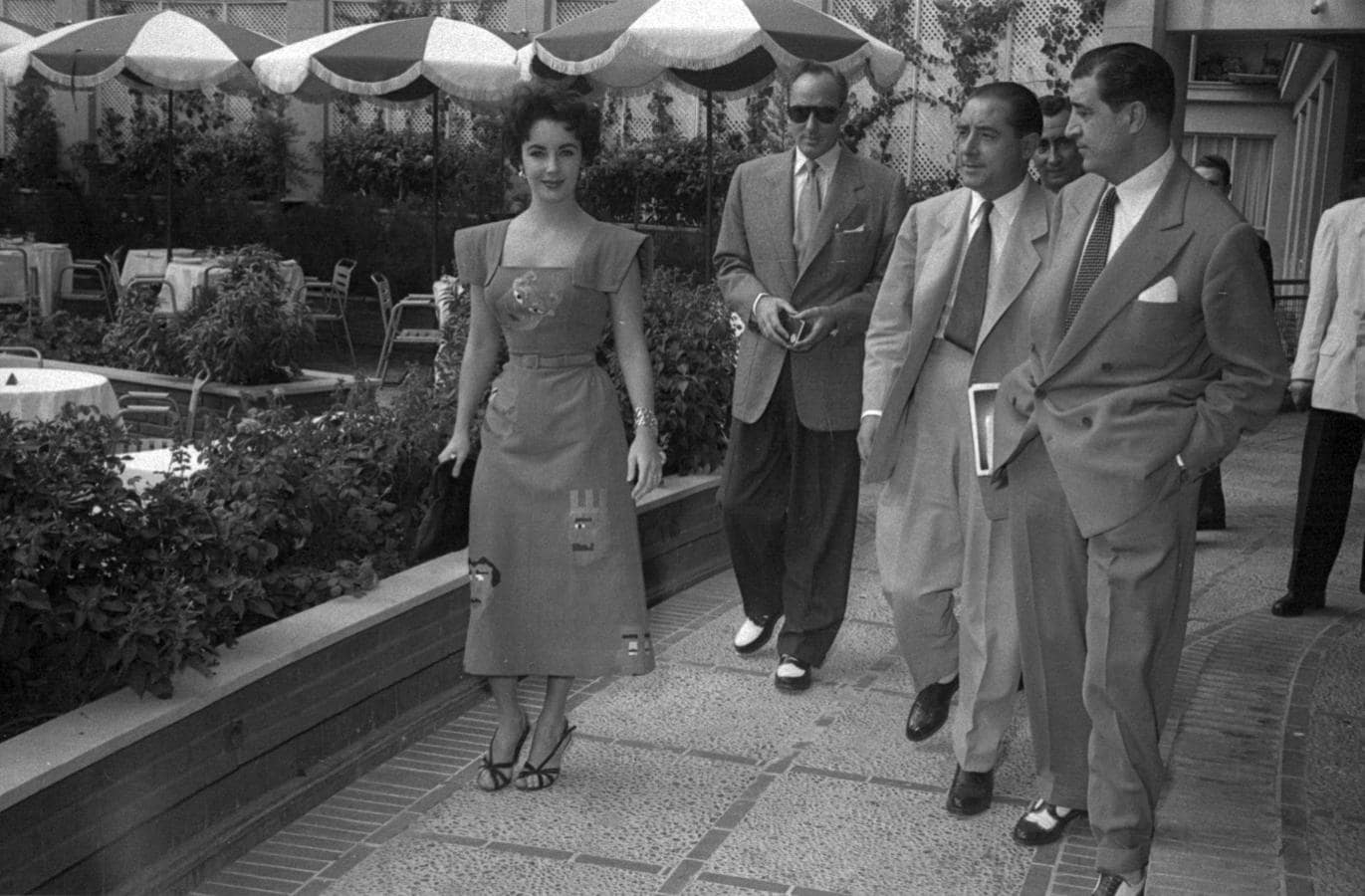 Elizabeth Taylor y Michael Wilding con la prensa en el hotel Castellana Hilton de Madrid. Septiembre, 1953. Archivo Regional de la Comunidad de Madrid
