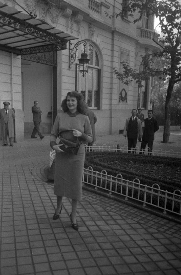 Rita Hayworth en el exterior del hotel Ritz de Madrid. Noviembre, 1950. Archivo Regional de la Comunidad de Madrid