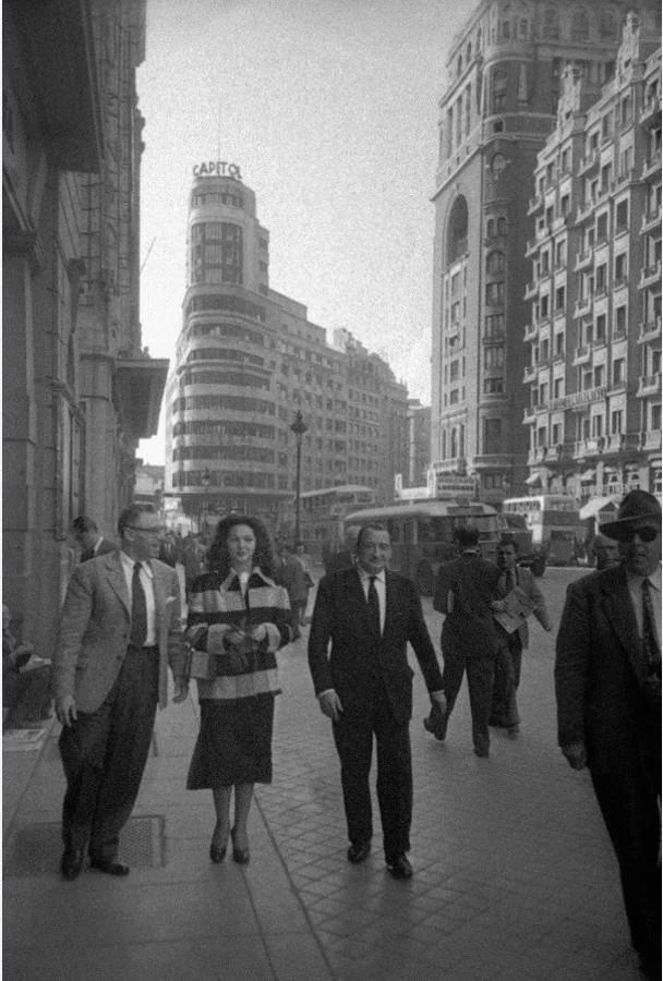 George Cukor y Sara Montiel paseando por la Gran Vía. 28 de septiembre, 1950. Archivo Regional de la Comunidad de Madrid
