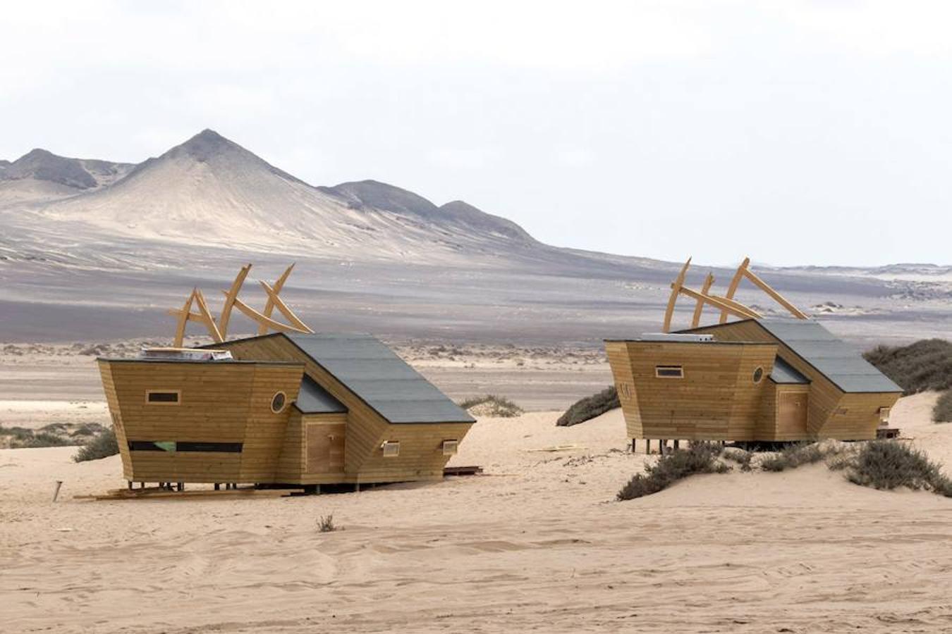 Cabañas de madera de Shipwreck Lodge. Las cabañas evocan los barcos varados entre el desierto y el océano de Namibia