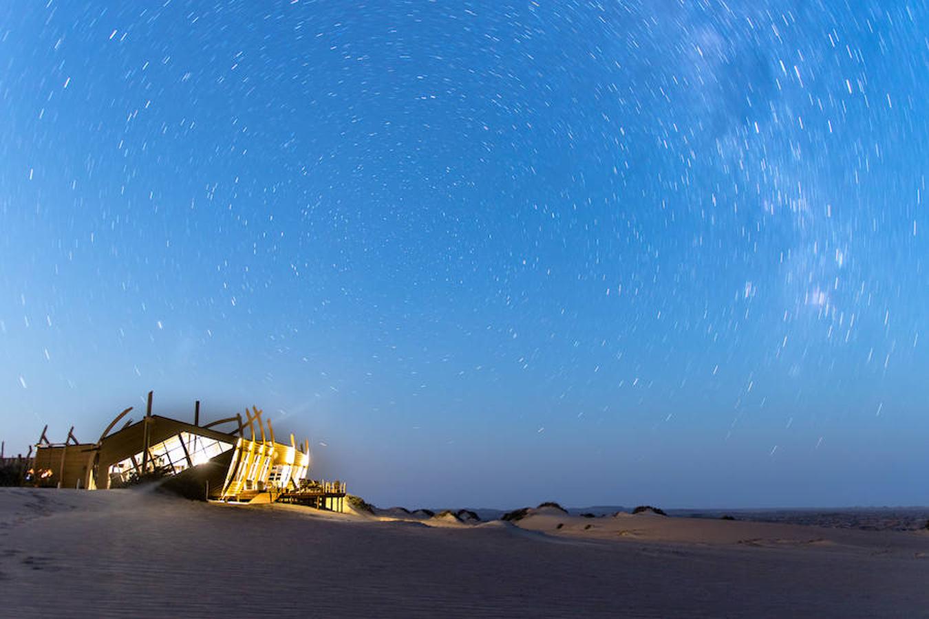 Cabañas de madera de Shipwreck Lodge. Las cabañas evocan los barcos varados entre el desierto y el océano de Namibia