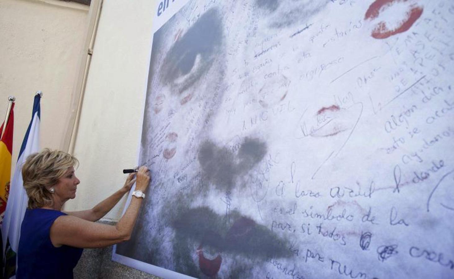 Esperanza Aguirre firma un mural en homenaje a Miguel Ángel Blanco. 