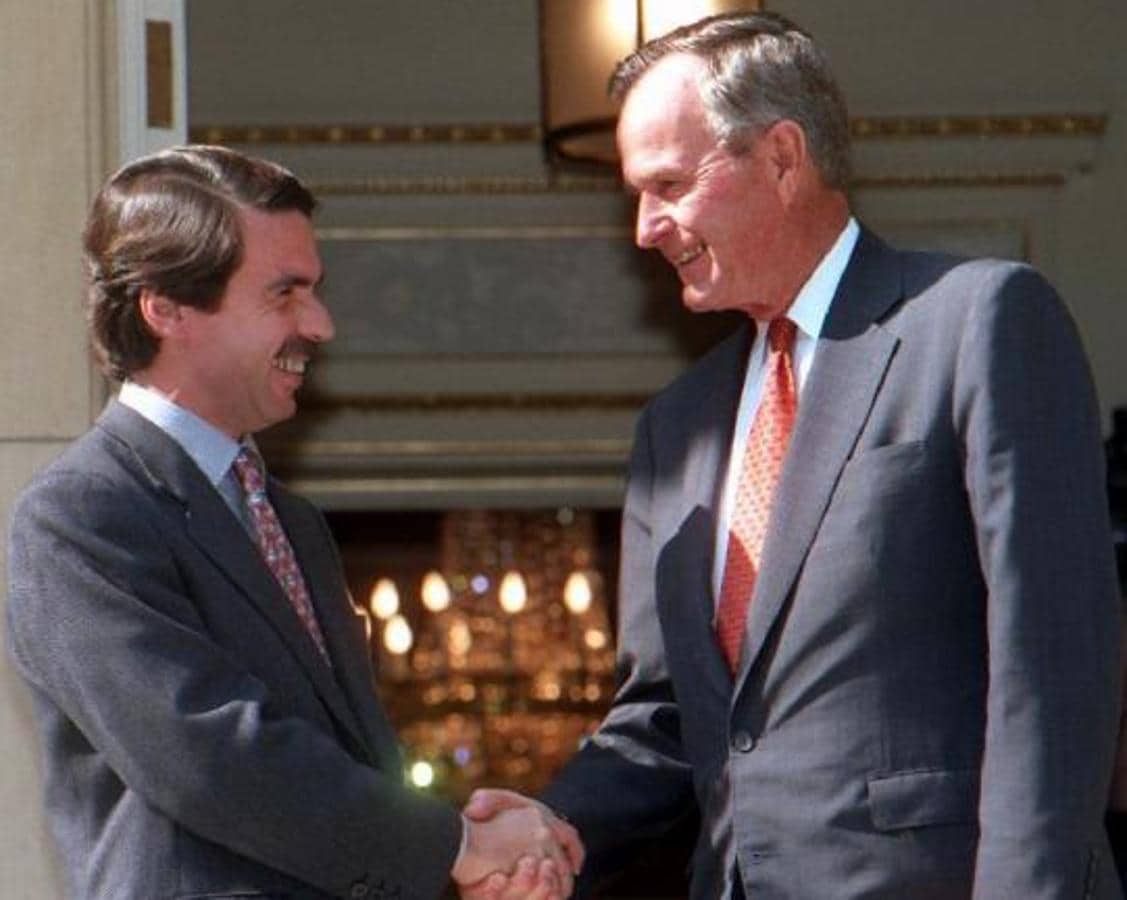 George Bush saluda a José María Aznar. 