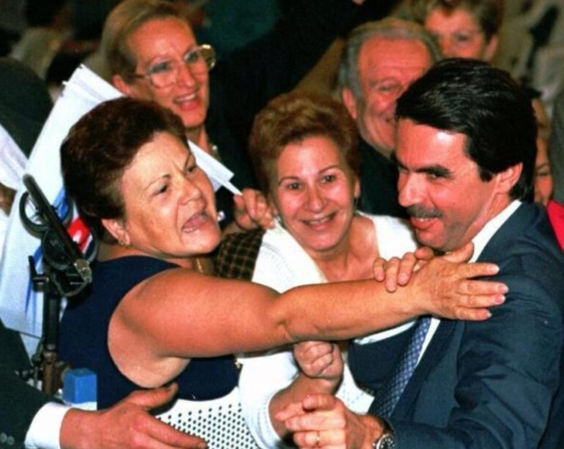 Aznar saluda a los asistentes a un mitin en Galicia. 