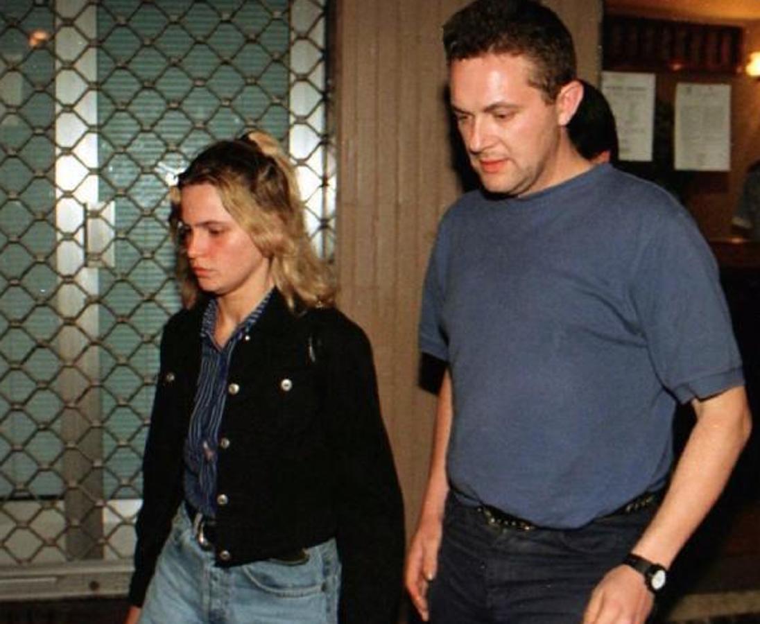 La novia de Miguel Ángel sale del domicilio de su pareja tras enterarse del secuestro por parte de ETA. 