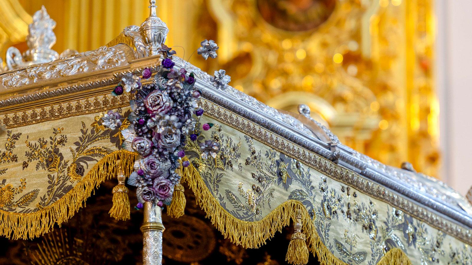 La Virgen del Rocío amanece ataviada tal y como lucía hace cien años en el día de su Coronación Canónica