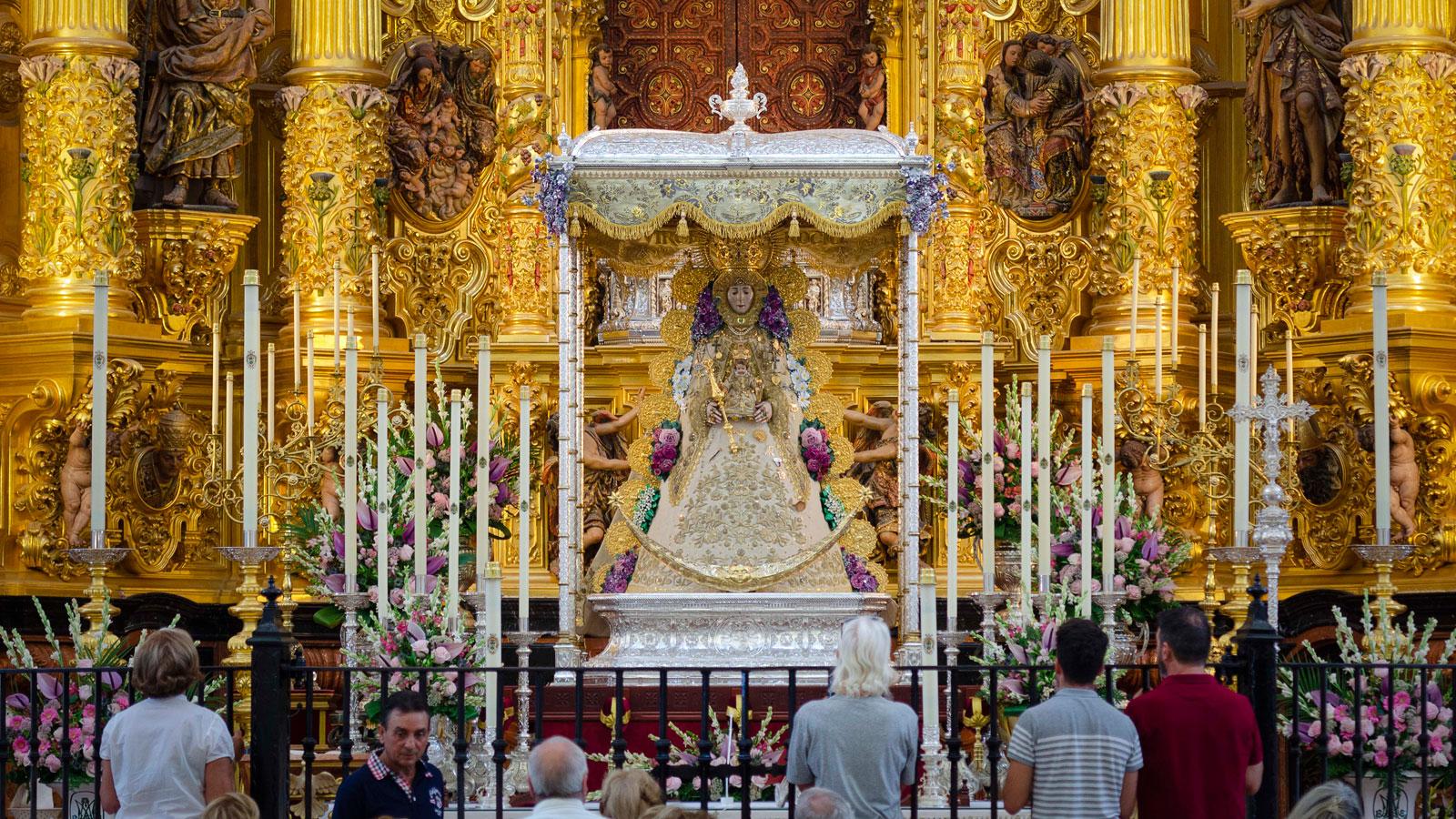 La Virgen del Rocío amanece ataviada tal y como lucía hace cien años en el día de su Coronación Canónica