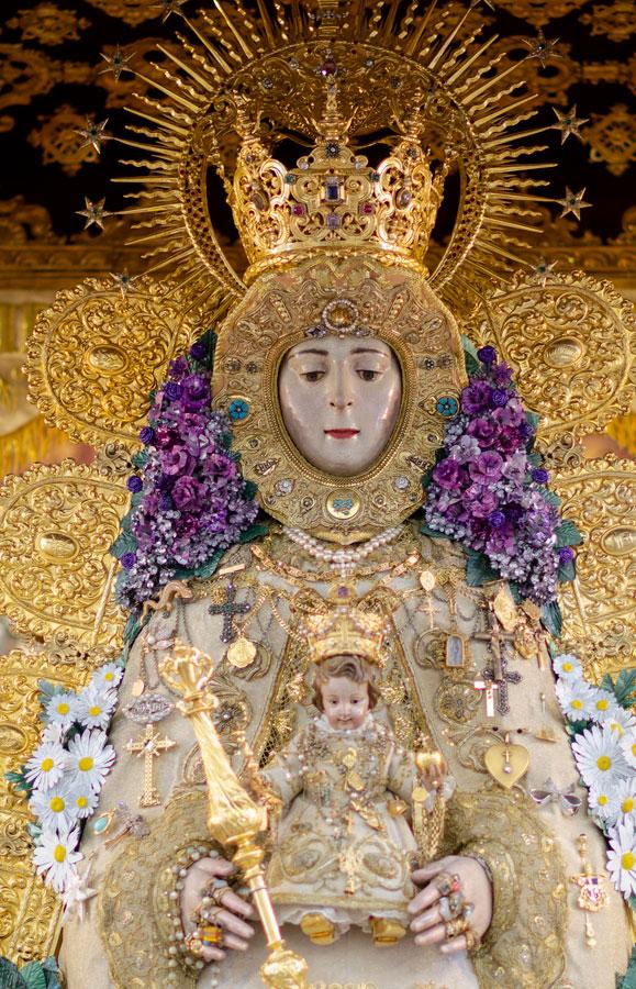 La Virgen del Rocío amanece ataviada tal y como lucía hace cien años en el día de su Coronación Canónica