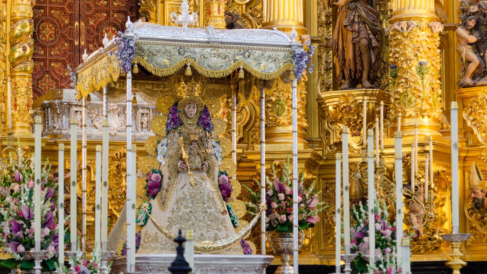 La Virgen del Rocío amanece ataviada tal y como lucía hace cien años en el día de su Coronación Canónica