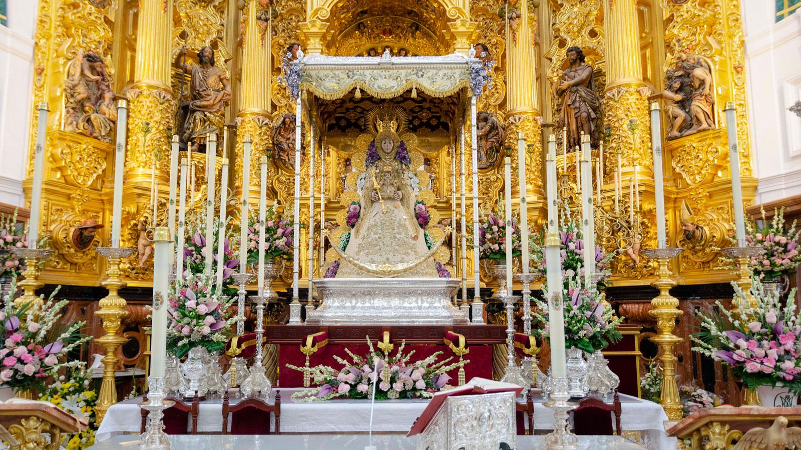 La Virgen del Rocío amanece ataviada tal y como lucía hace cien años en el día de su Coronación Canónica