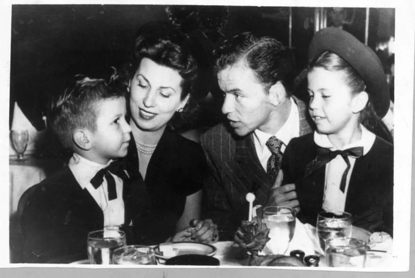 Frank Sinatra junto a su familia. 