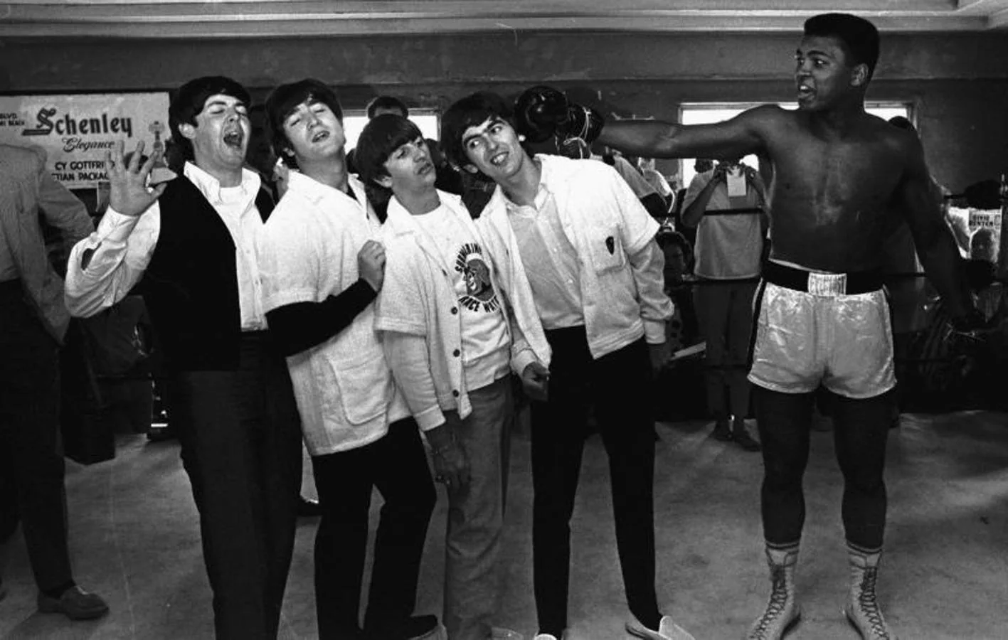 Muhammad Ali «dejando K.O.» a los miembros de The Beatles. 