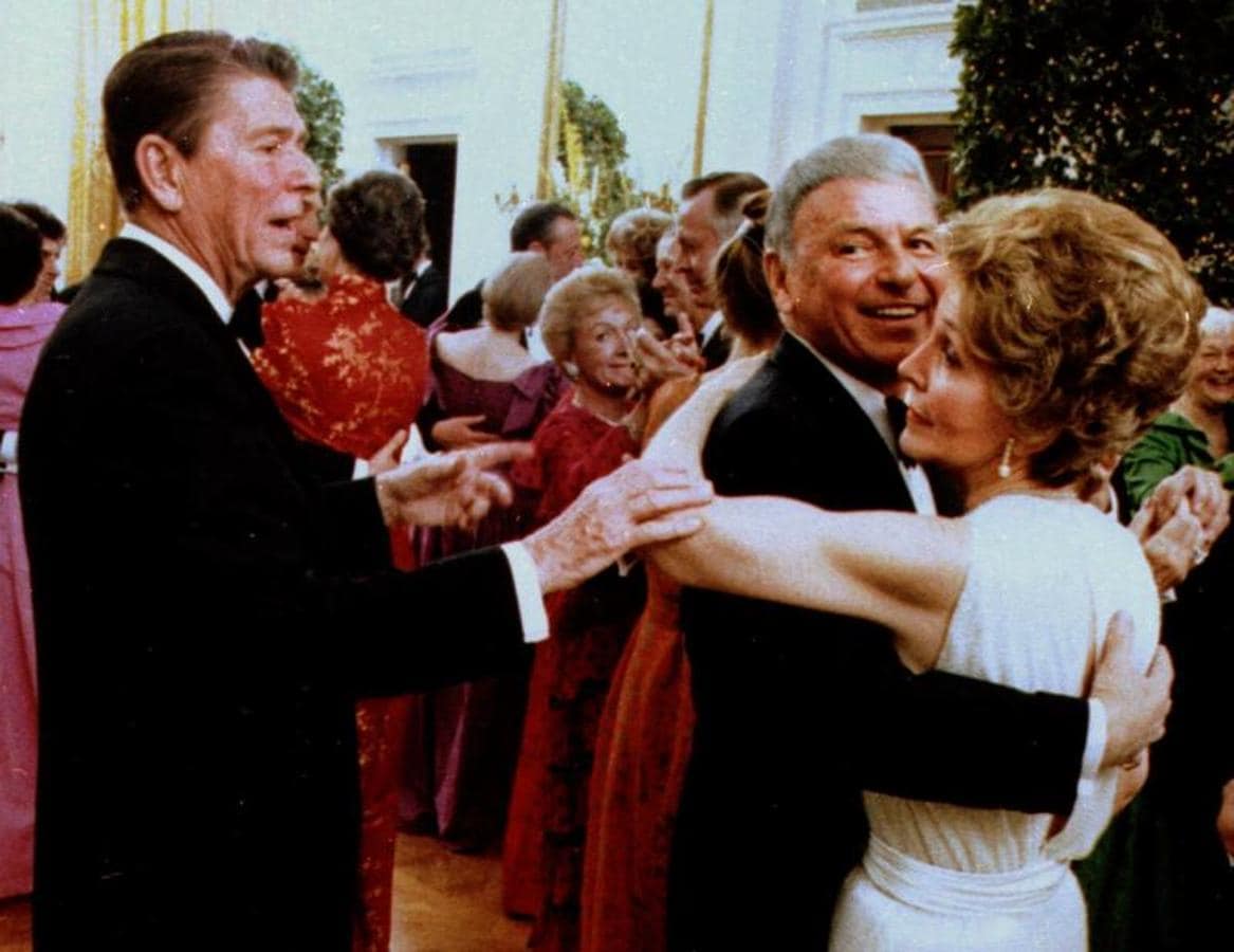 Nancy Reagan baila con Frank Sinatra ante la presencia de su marido. 