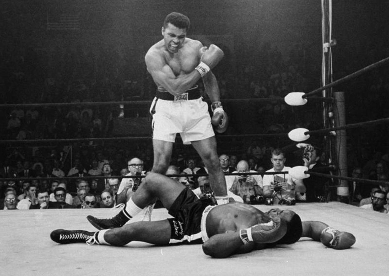 Muhammad Ali le grita a Sonny Liston que se levante tras tumbarlo. Ese gesto, sin ser un golpe como tal, pasó a la historia como «el golpe del ancla». 