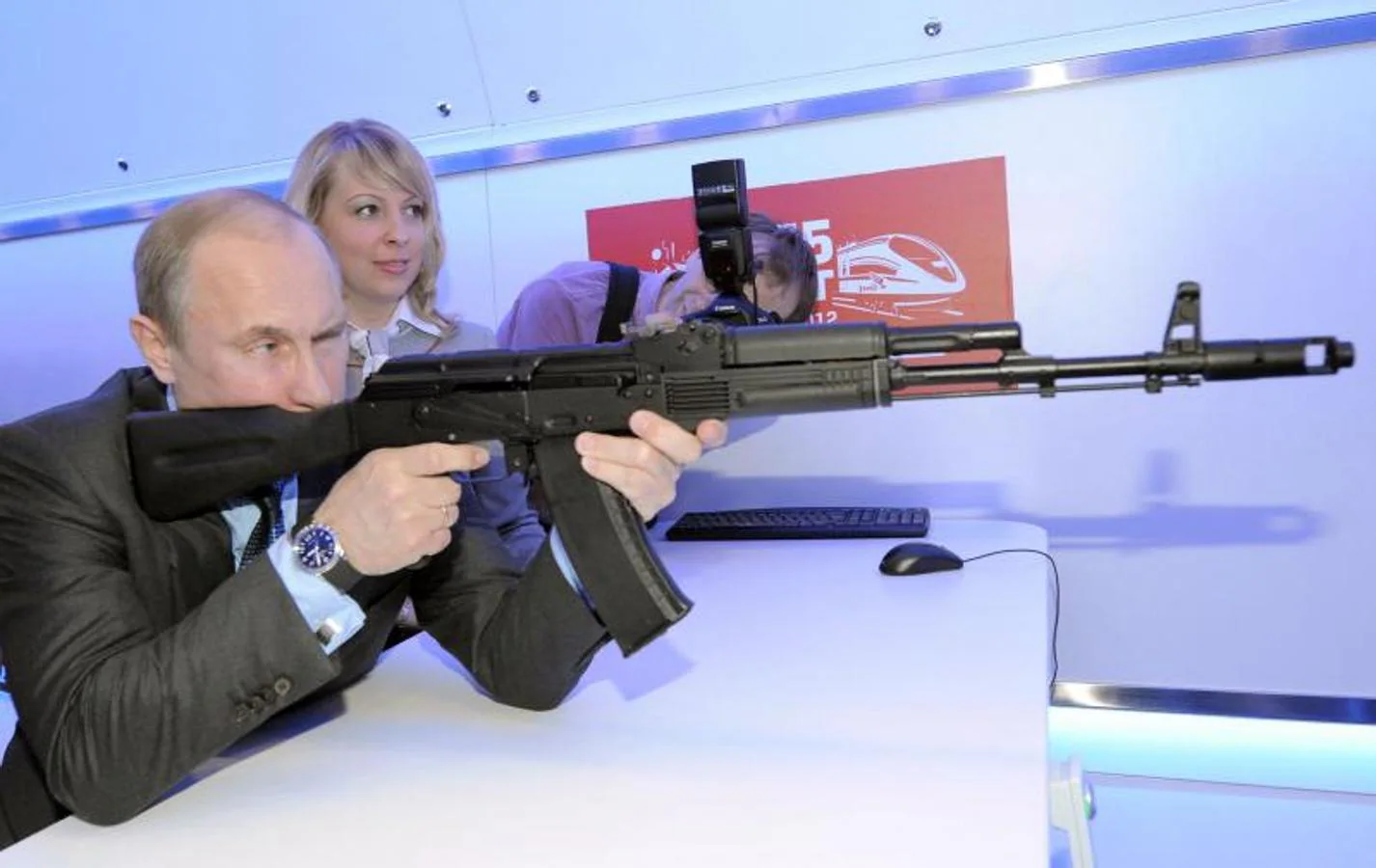 El presidente ruso sosteniendo un Kalashnikov. 