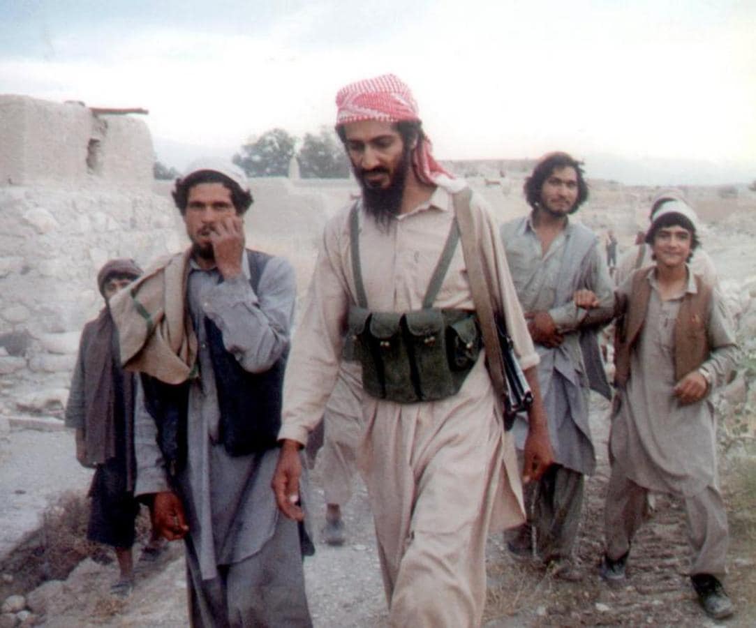Varios compañeros de Bin Laden rodean al líder de Al Qaida. 