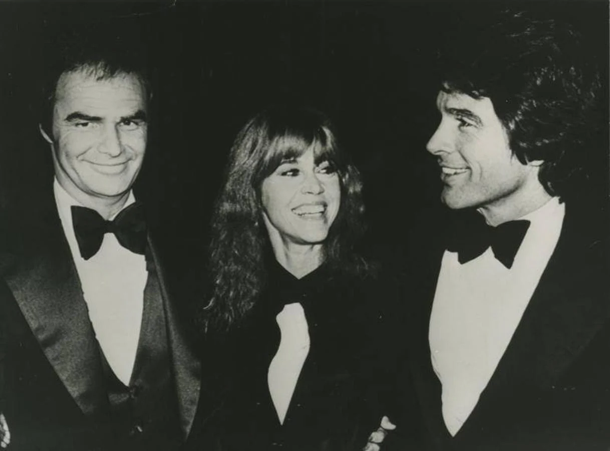 Reconocimiento como actor. Burt Reynolds (izquierda), Jane Fonda y Warren Beatty posan tras ser homenajeados por la Asociación Nacional de Empresarios de Cine y Teatro durante 1978.