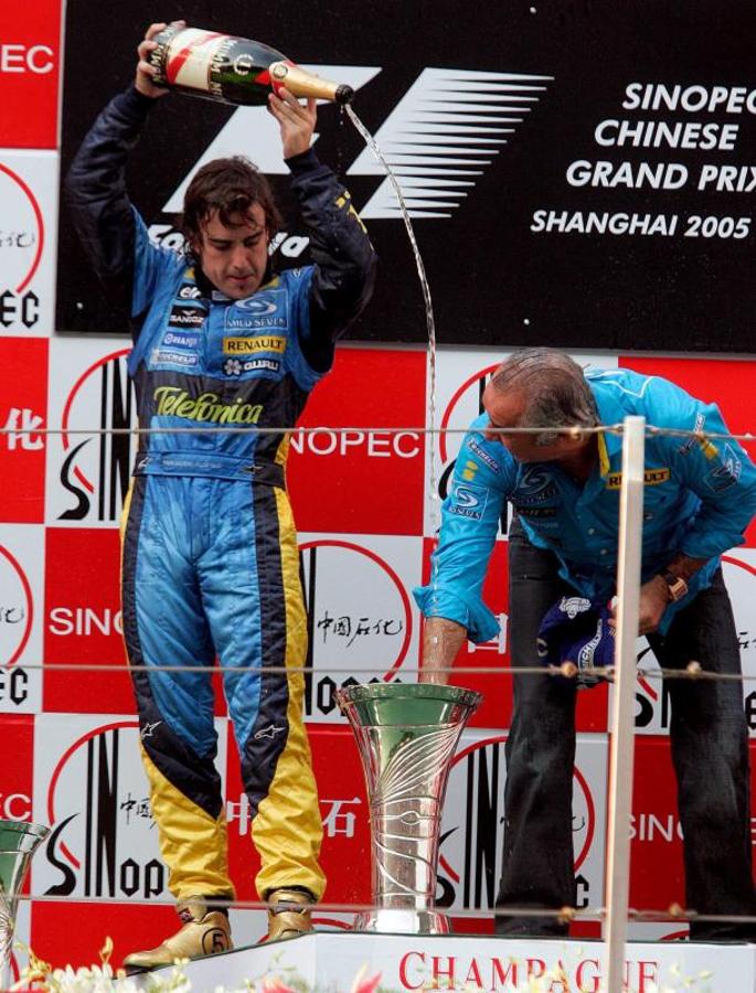 El piloto asturiano escanciando el champán de su triunfo en el GP de China en 2005. 