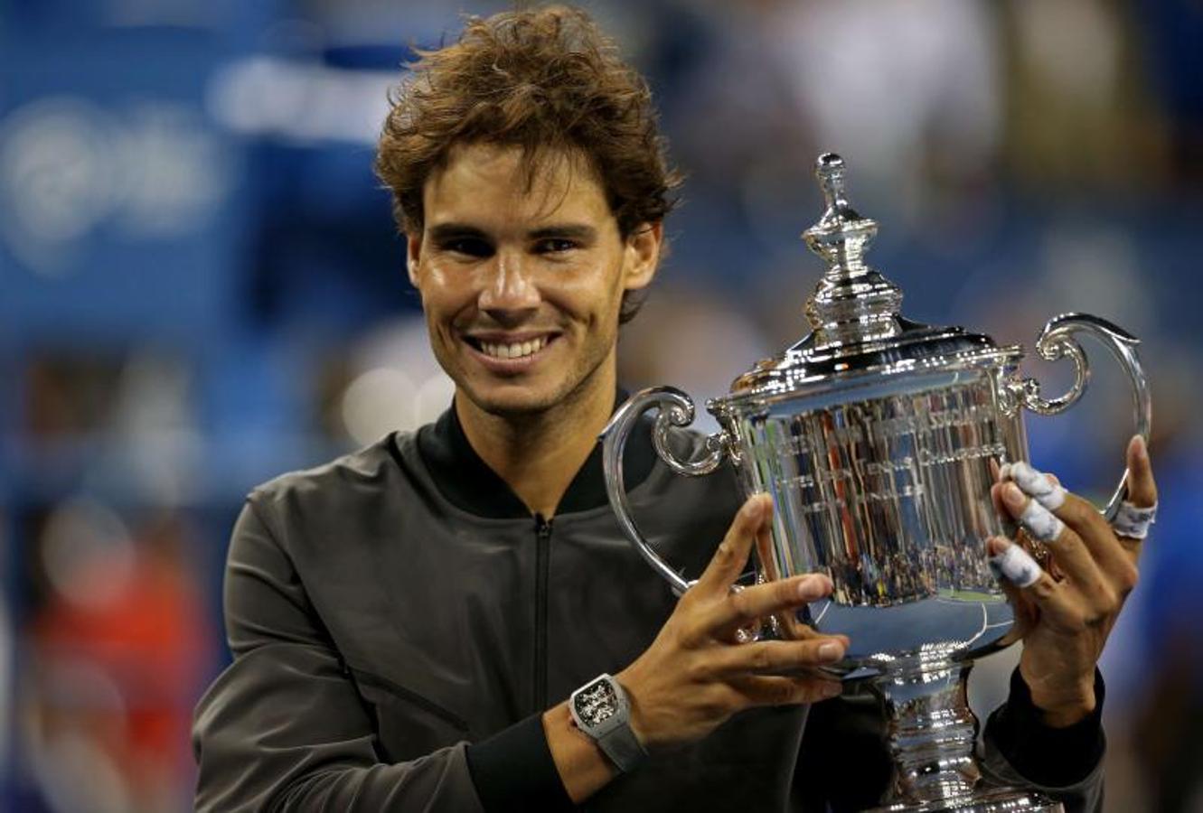 Rafa Nadal posa con el trofeo del Open de Estados Unidos de 2013. 