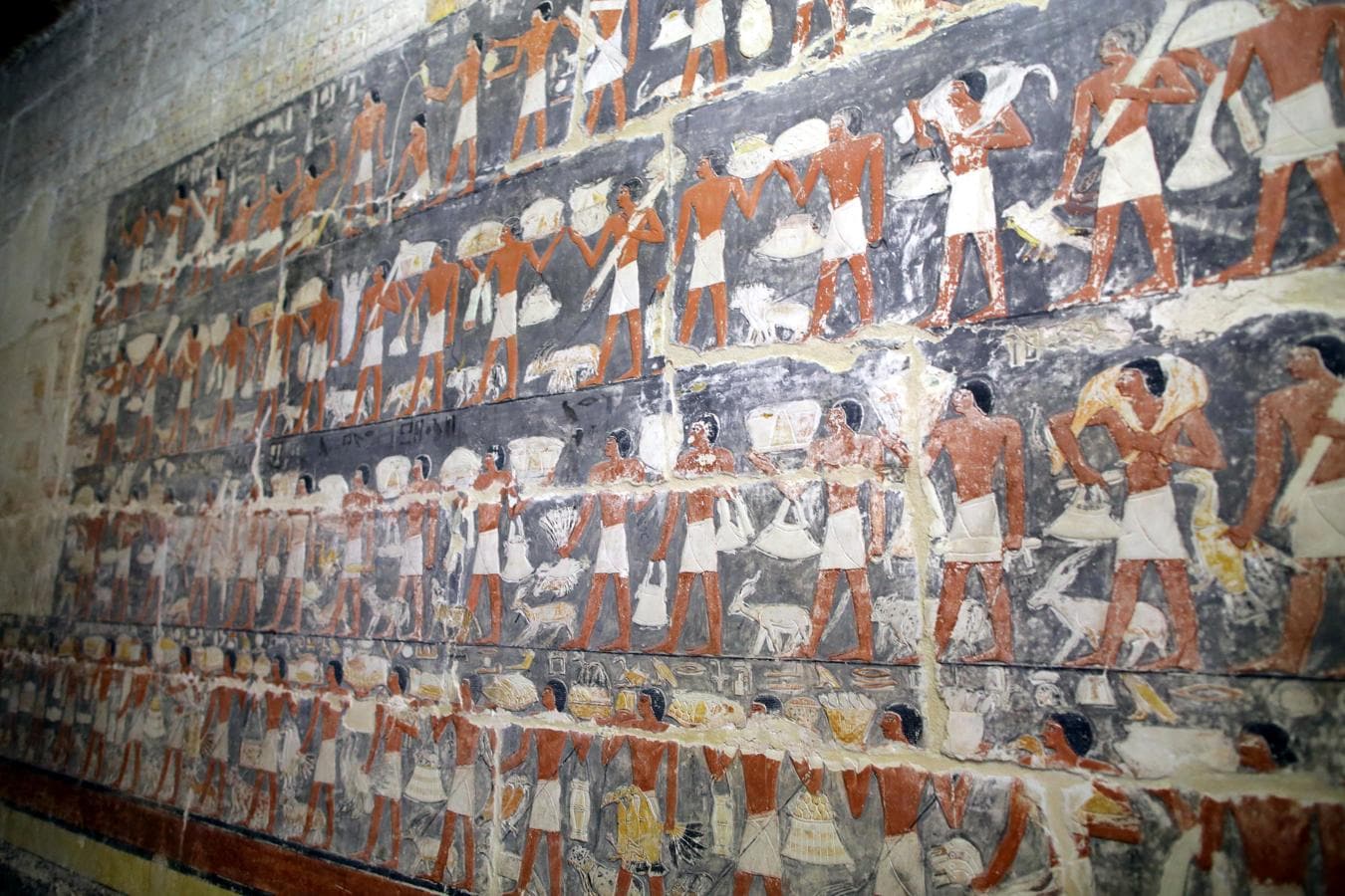 Según el renombrado arqueólogo Zahi Hawas la tumba es «única» porque gracias a ella se ha descubierto que el dios Jentiamentiu también era venerado en la zona del delta del Nilo y no solo en el Alto Egipto, como se creía antiguamente. Algunas de las pinturas de la tumba muestran escenas de caza y pesca. 
