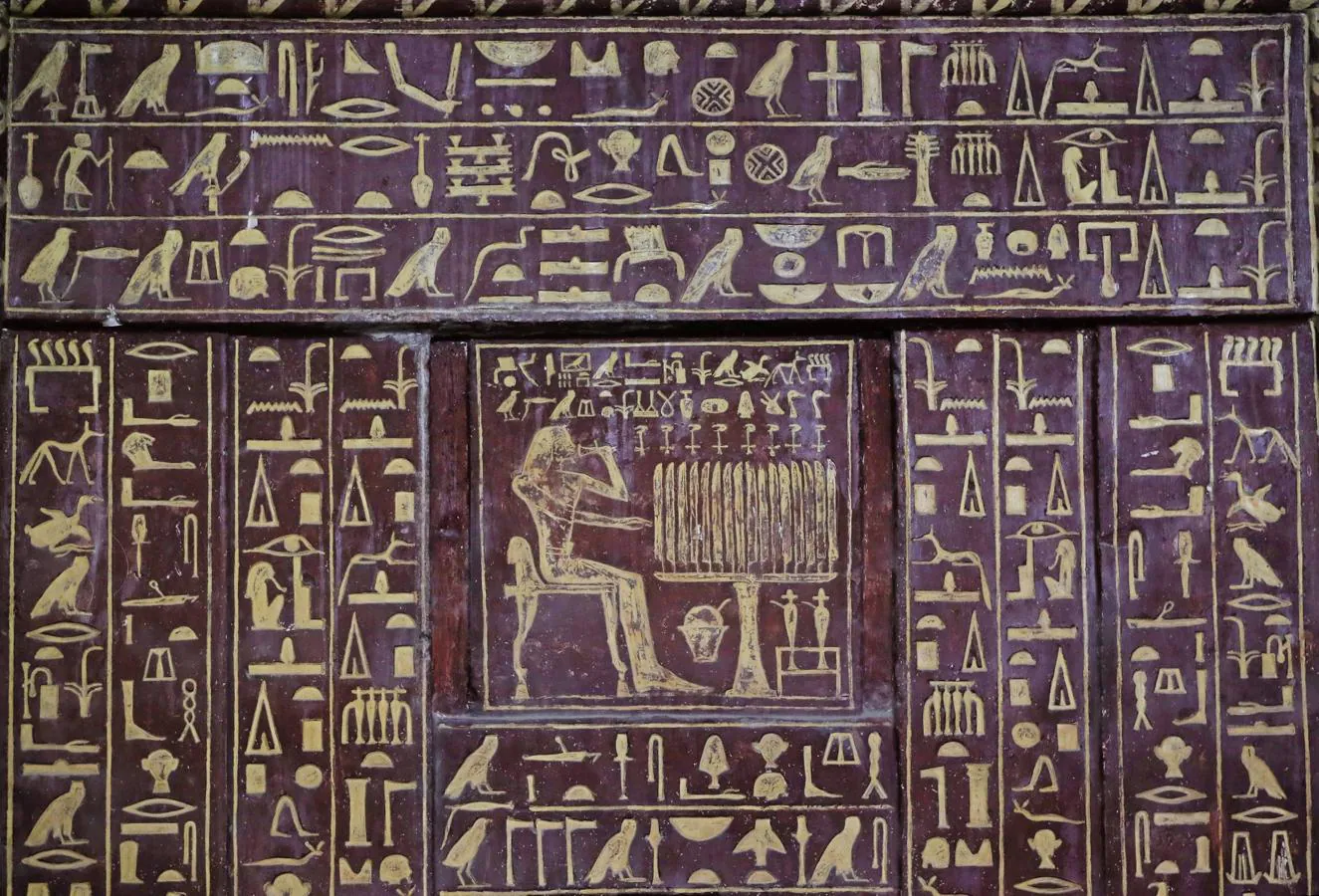 Los jeroglíficos del enterramiento muestran que ese dios tenía una «conexión personal» con Mehu, según ha explicado Hawas, lo que da fe de la importancia que tuvo este visir en su época. 