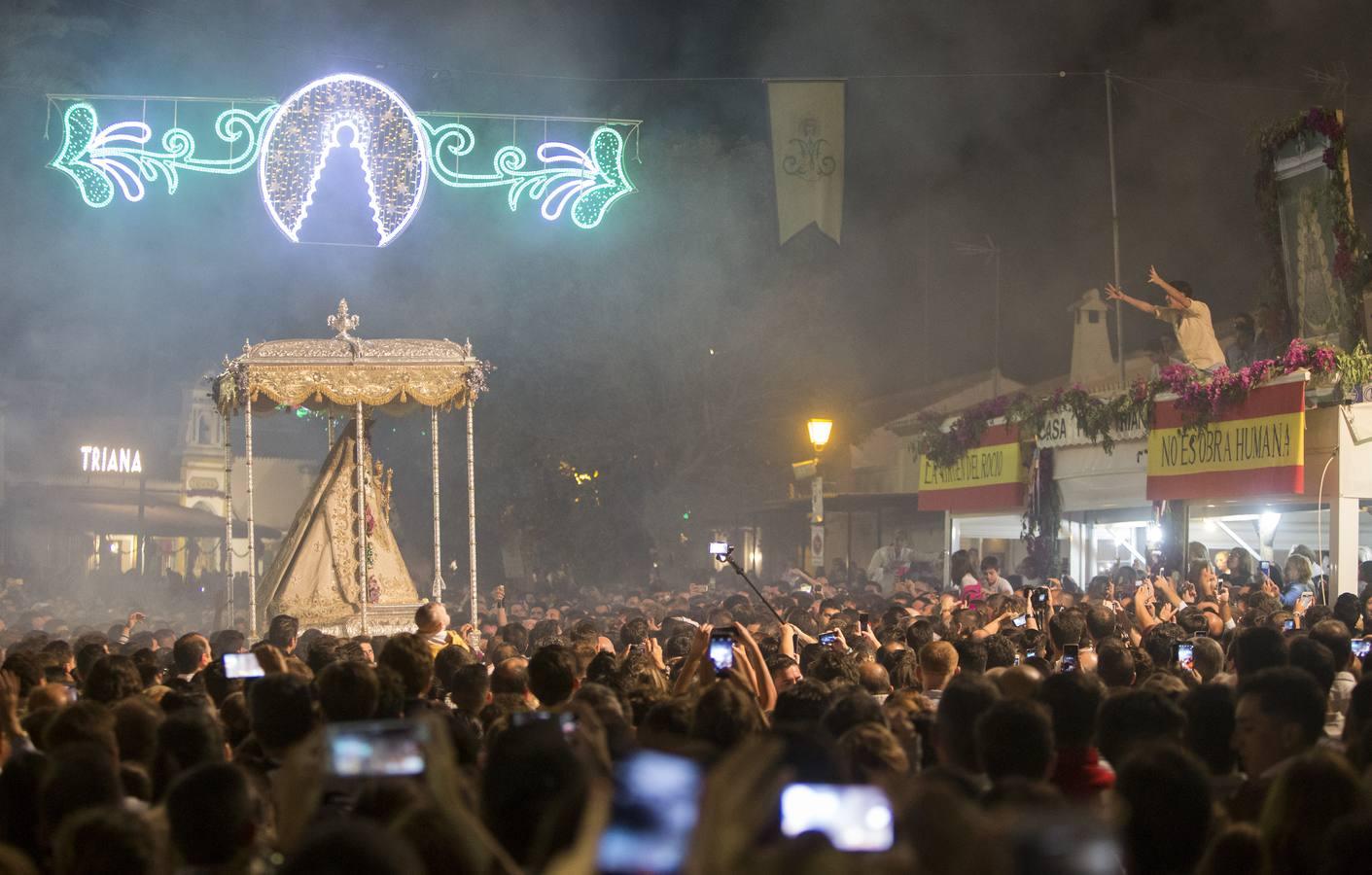 Así se ha vivido la procesión extraordinaria de la Virgen del Rocío