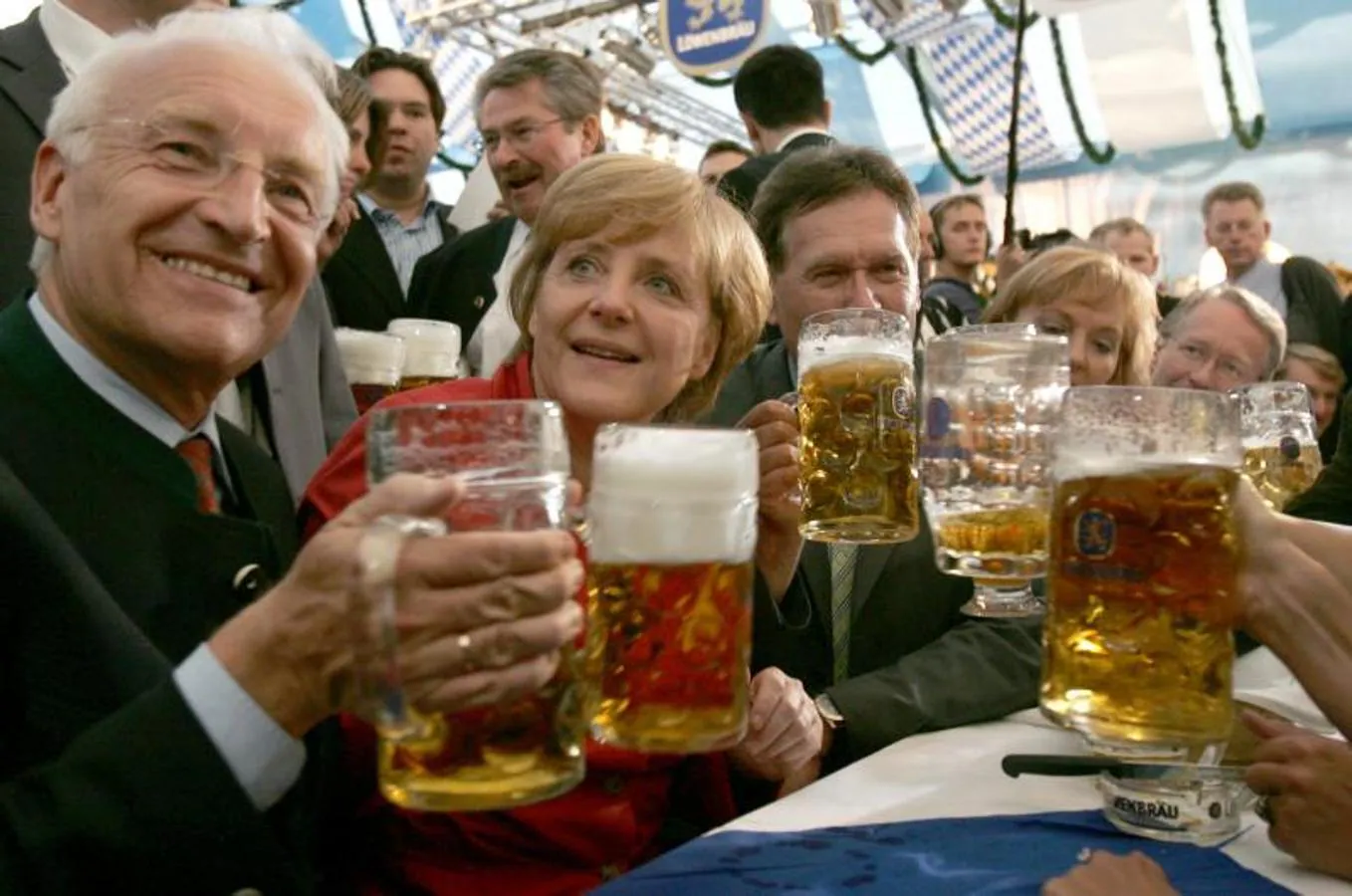 Merkel inaugurando los primeros días del Oktoberfest. 