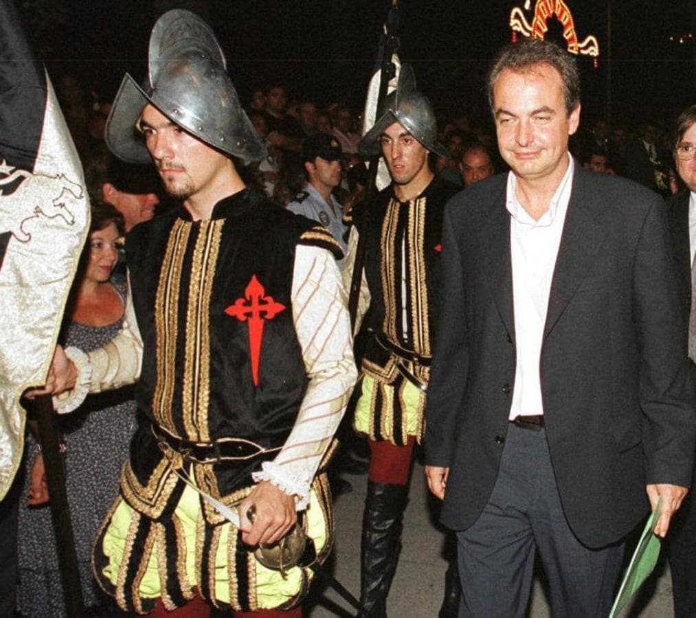 Zapatero escoltado por la guardia del castillo de Santa Pola en un pregón. 