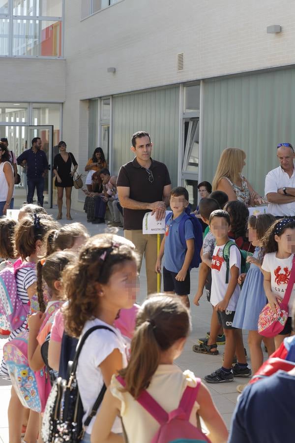 En imágenes, la «vuelta al cole» en la capital hispalense