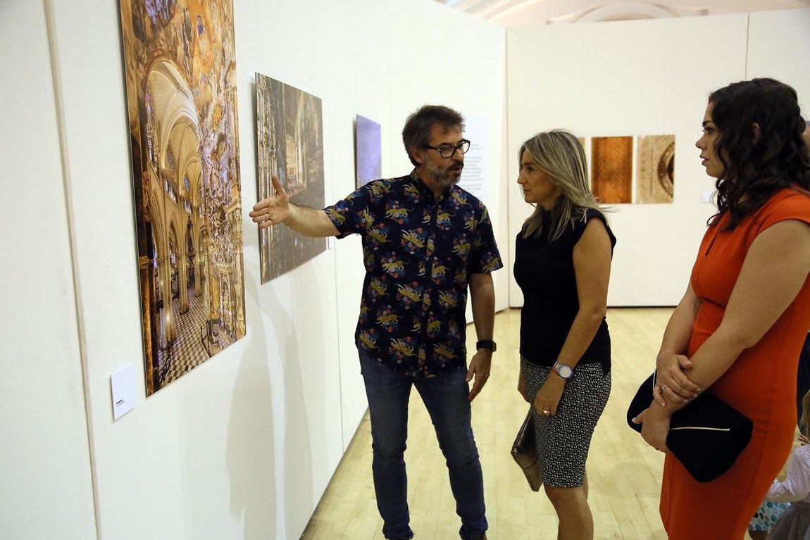 El fotógrafo con la alcaldesa, Milagros Tolón, el día de la inauguración. 