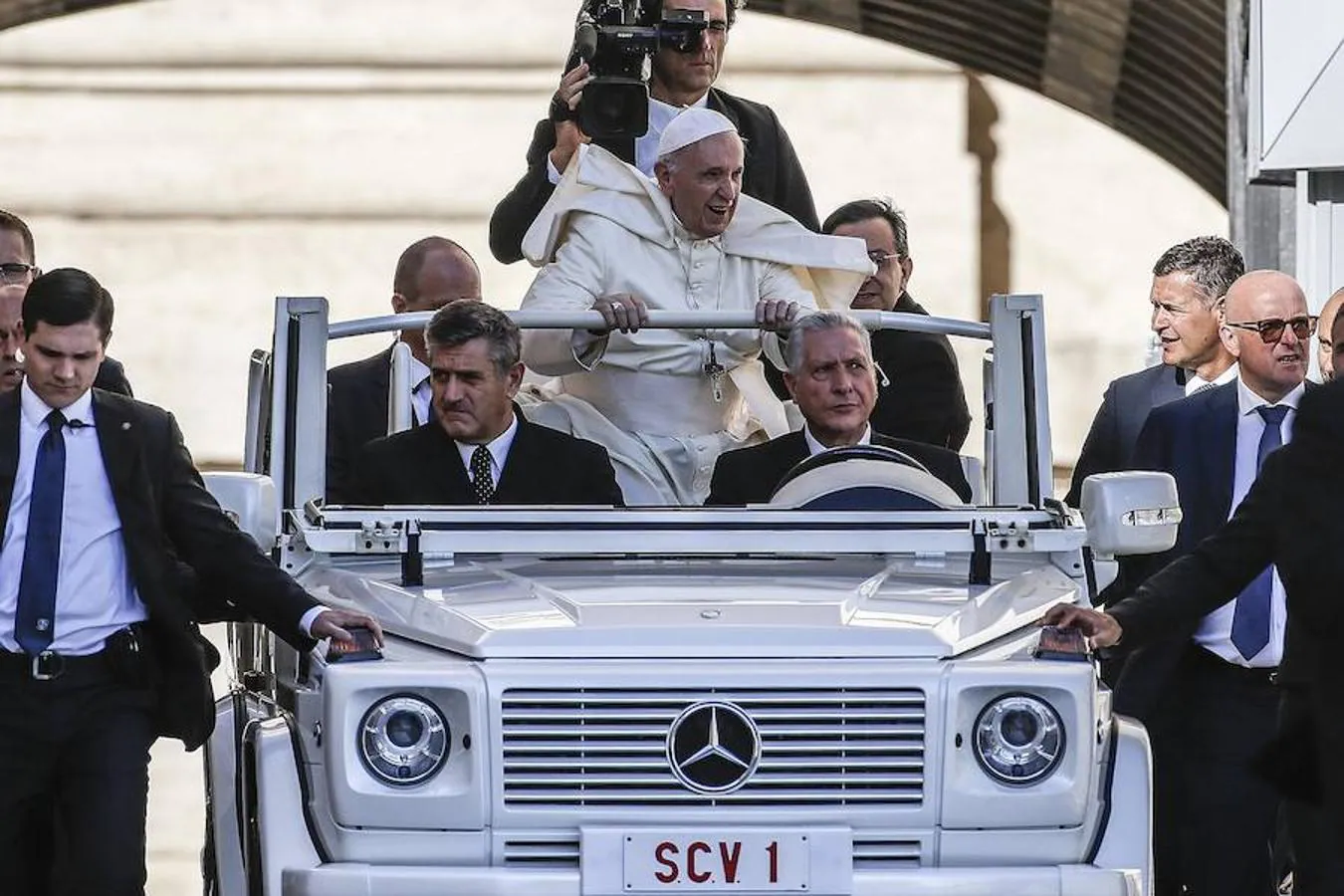 El papa Francisco llega en papamóvil a su audiencia general en la Plaza de San Pedro del Vaticano, en la Ciudad del Vaticano
