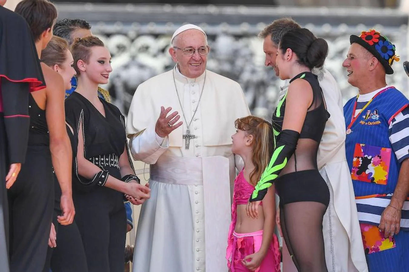 El papa Francisco conversa con varios miembros del circo acuático durante la audiencia general celebrada en la plaza de San Pedro del Vaticano