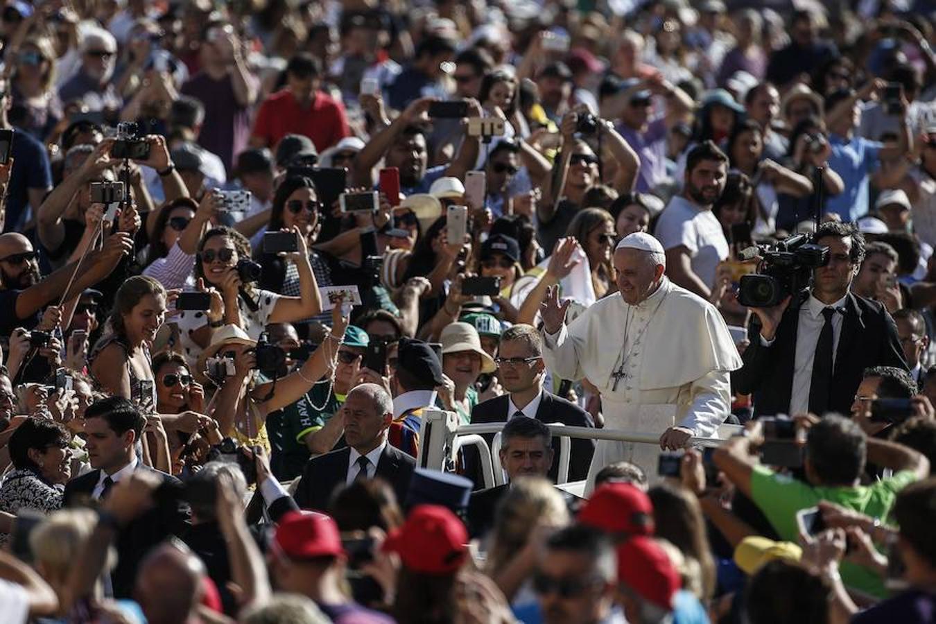El papa Francisco saluda a los feligreses a su audiencia general en la Plaza de San Pedro del Vaticano