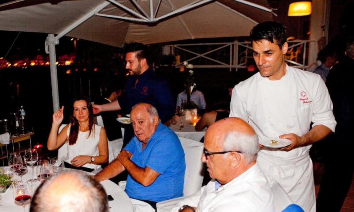 Amancio Ortega en un restaurante de Nápoles. 