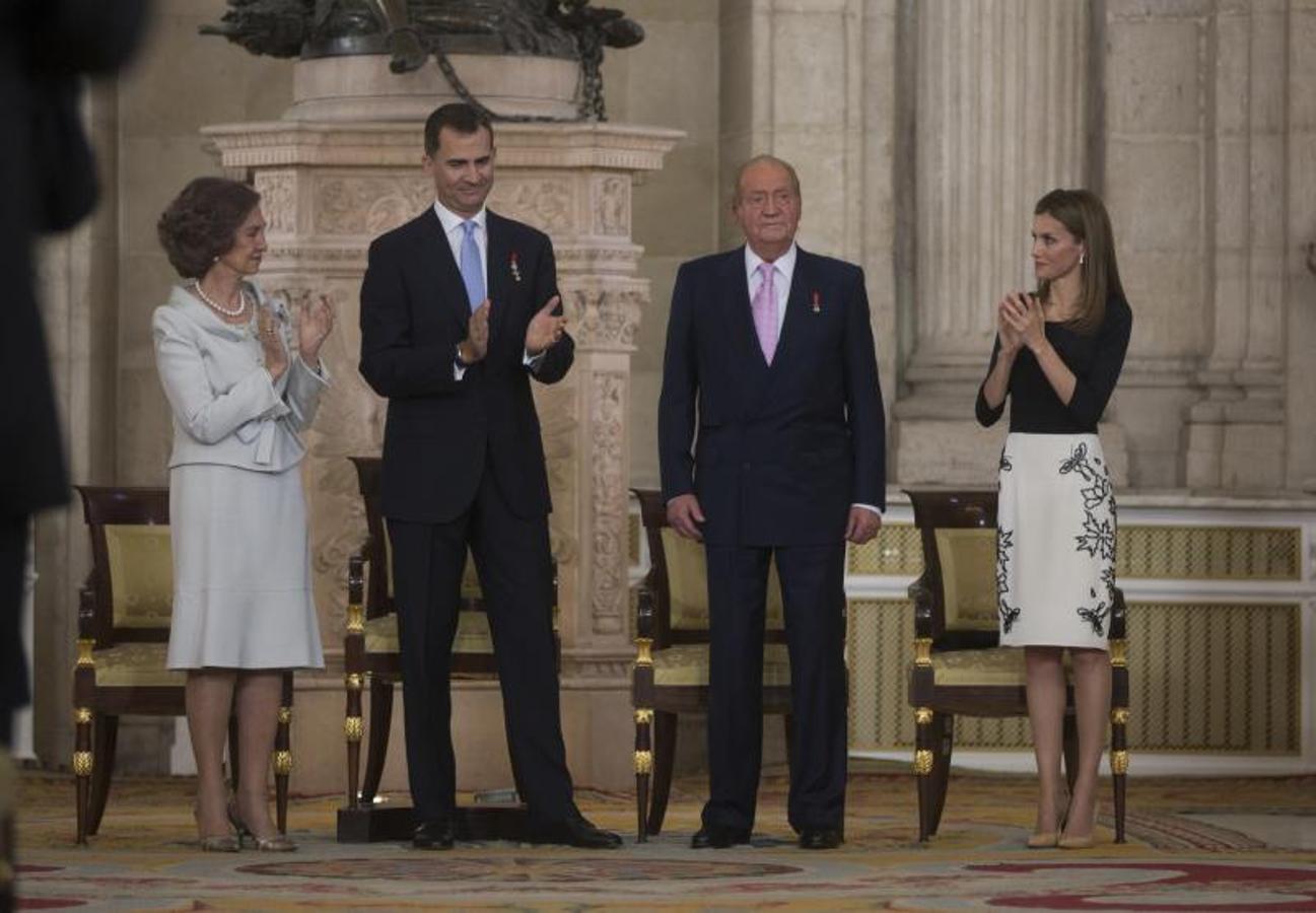 Felipe VI aplaude a su padre, el Rey Juan Carlos, tras su abdicación. 