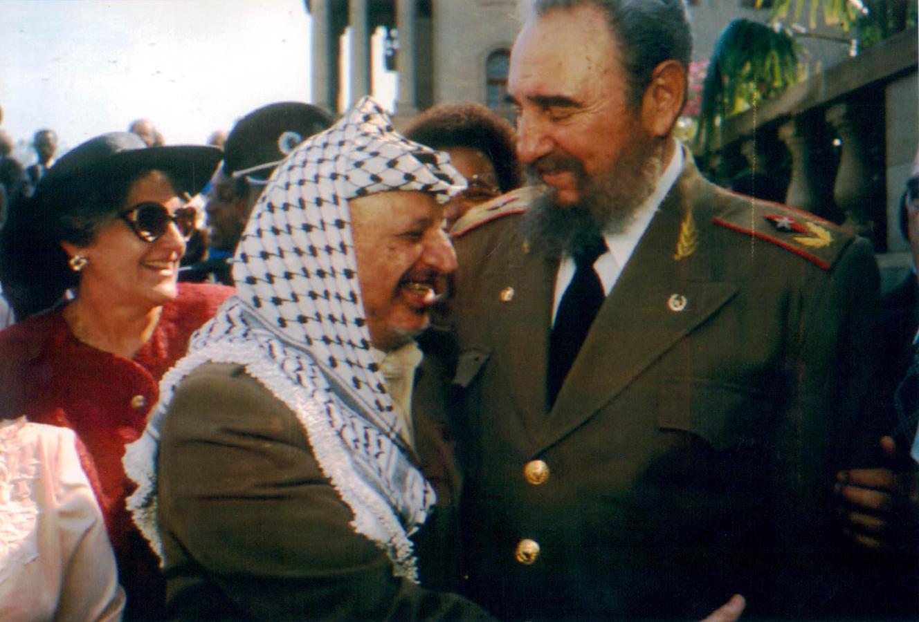 Fidel Castro y Asser Arafat durante la toma de posesión de Nelson Mandela