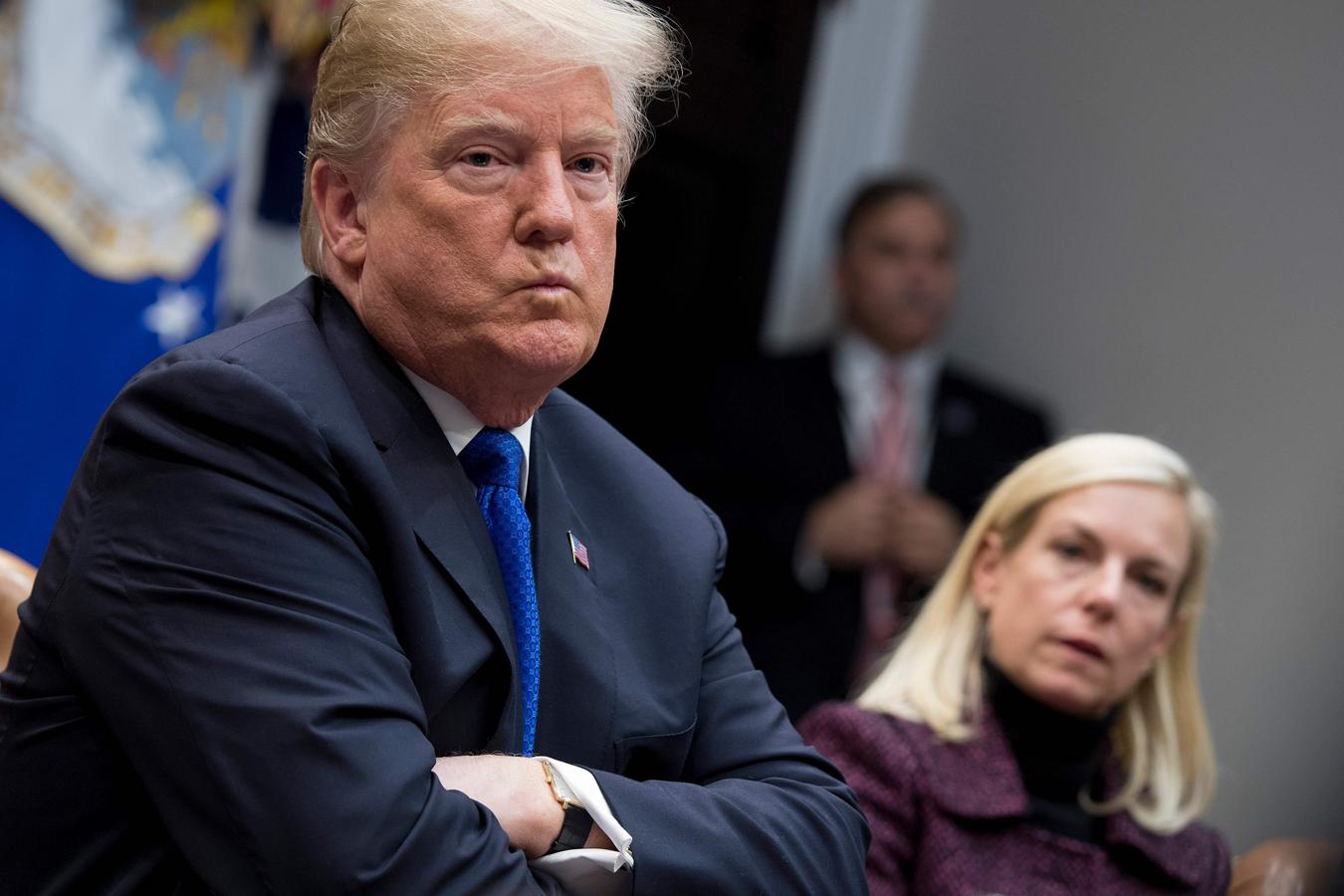 El presidente Donald Trump esucha al Secretario de Seguridad Nacional Kirstjen Nielsen durante una reunión con miembros republicanos del Senado sobre la inmigración en la Casa Blanca en Washington, DC, el 4 de enero de 2018