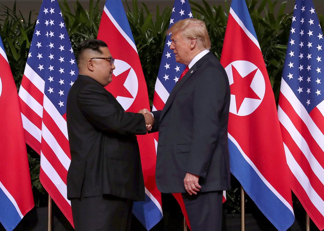 El presidente de Estados Unidos, Donald Trump, estrecha la mano del líder norcoreano Kim Jong Un en el Hotel Capella en la isla Sentosa en Singapur, el 12 de junio de 2018.