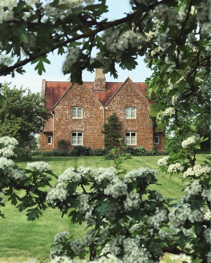 Escondido. El refugio campestre de los Duques de Sussex está en plena naturaleza y aislado del mundanal ruido, en pleno Oxfordshire. Se construyó en 2015 sobre las instalaciones de una vieja granja de 40 hectáreas. Se encuentra a solo 90 minutos en coche de Londres
