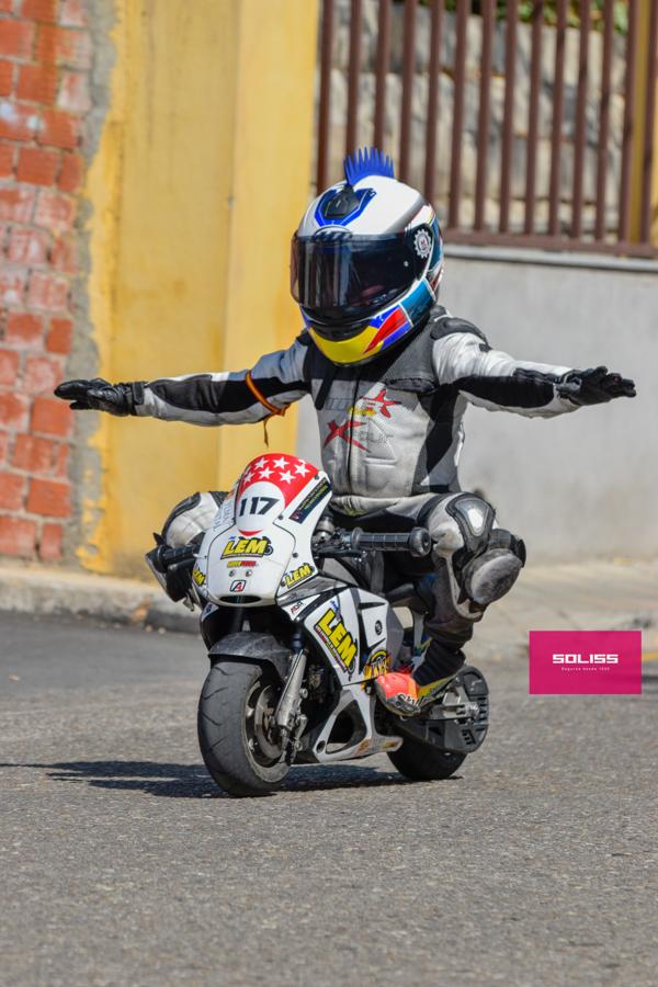 Exhibición del moto club Dara con los más pequeños de Pantoja