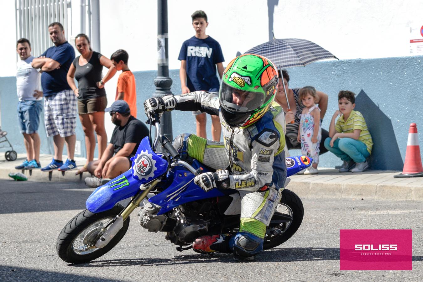 Exhibición del moto club Dara con los más pequeños de Pantoja