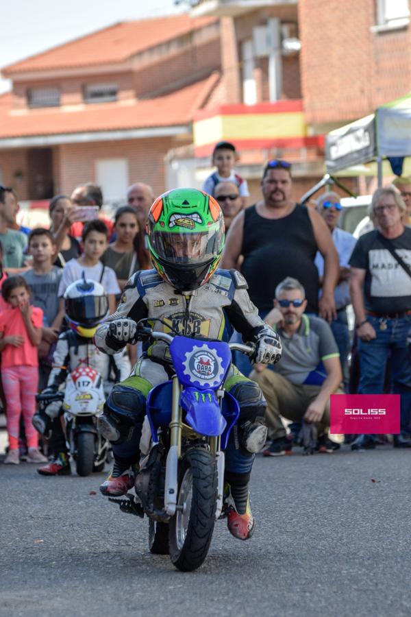 Exhibición del moto club Dara con los más pequeños de Pantoja