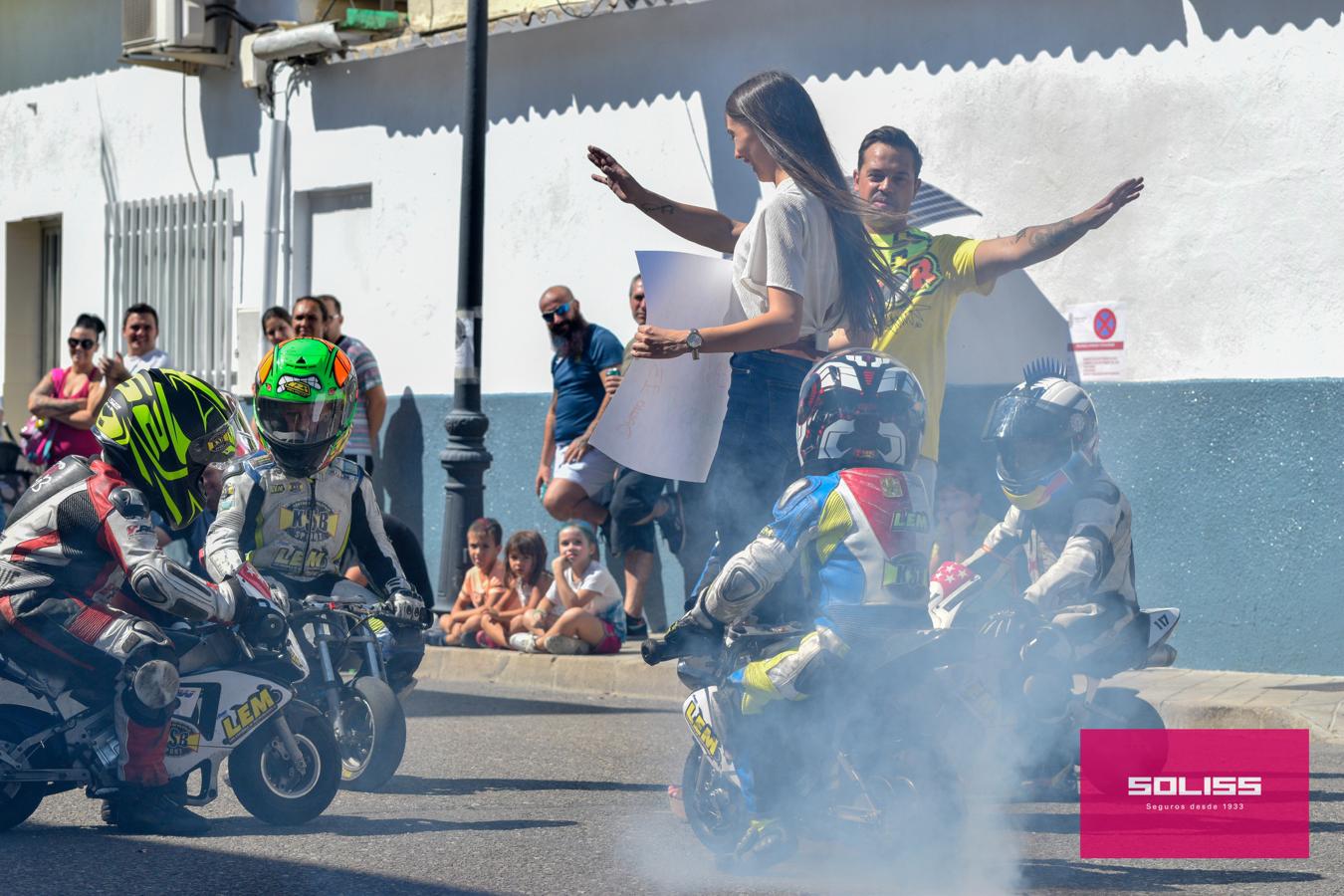 Exhibición del moto club Dara con los más pequeños de Pantoja