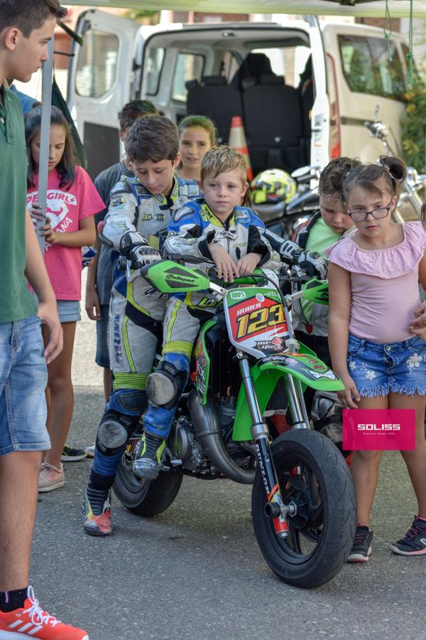 Exhibición del moto club Dara con los más pequeños de Pantoja