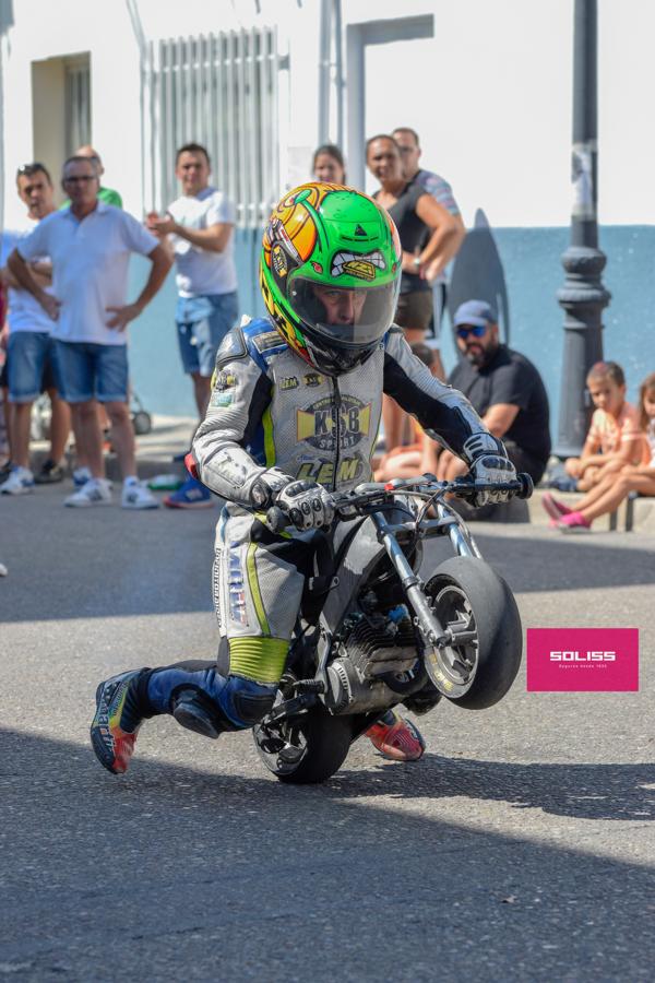 Exhibición del moto club Dara con los más pequeños de Pantoja