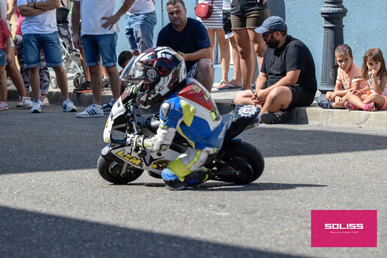 Exhibición del moto club Dara con los más pequeños de Pantoja