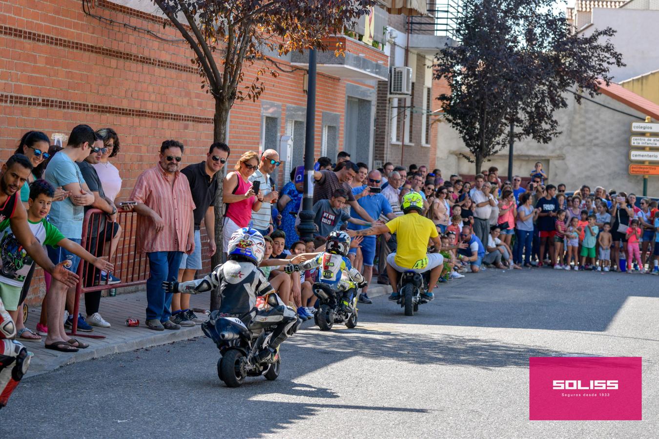 Exhibición del moto club Dara con los más pequeños de Pantoja