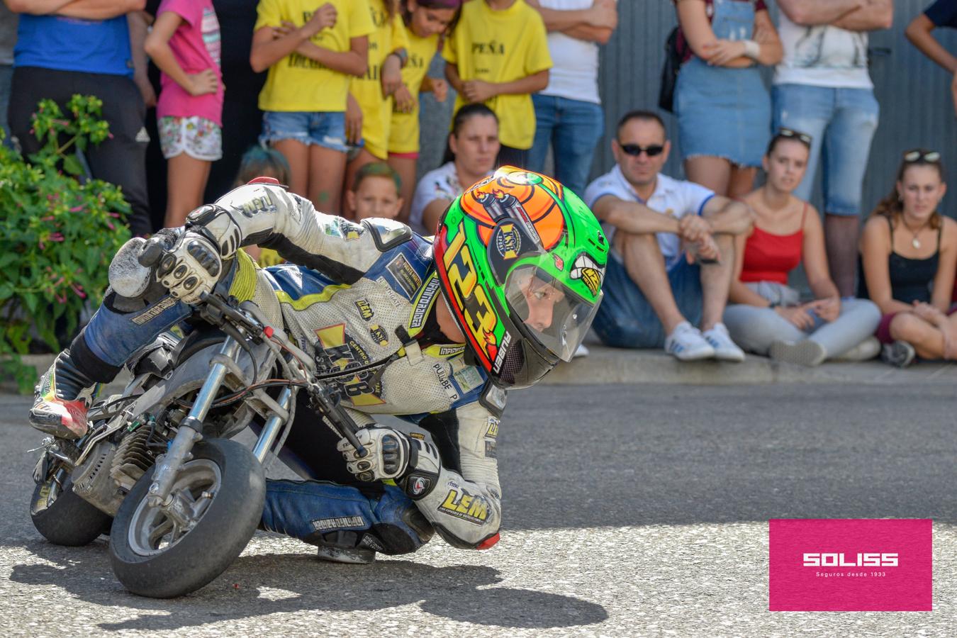 Exhibición del moto club Dara con los más pequeños de Pantoja