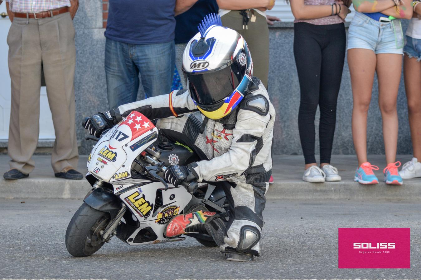 Exhibición del moto club Dara con los más pequeños de Pantoja